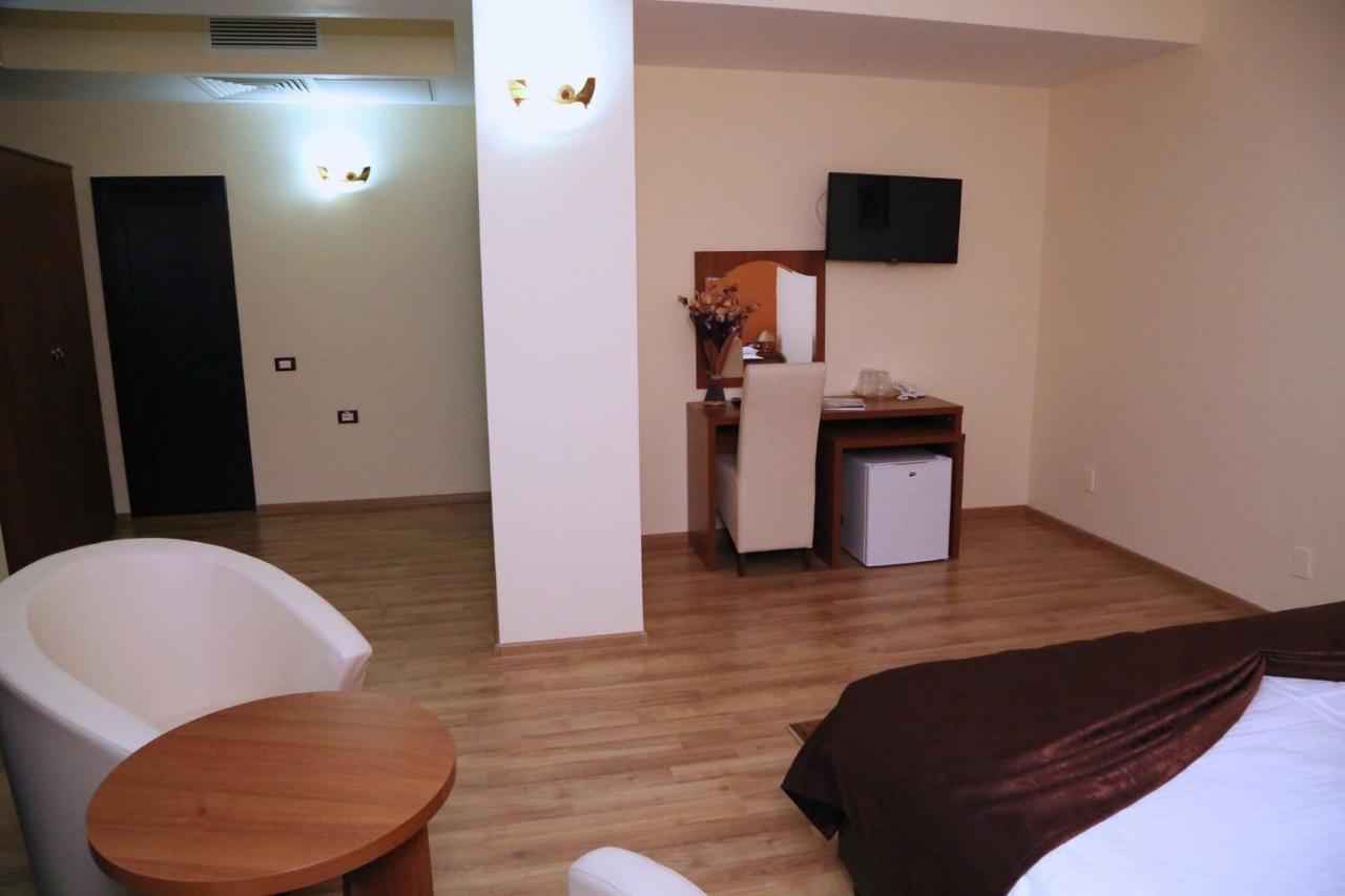 Râmnicu Vâlcea Hotel Crystal Palace المظهر الخارجي الصورة