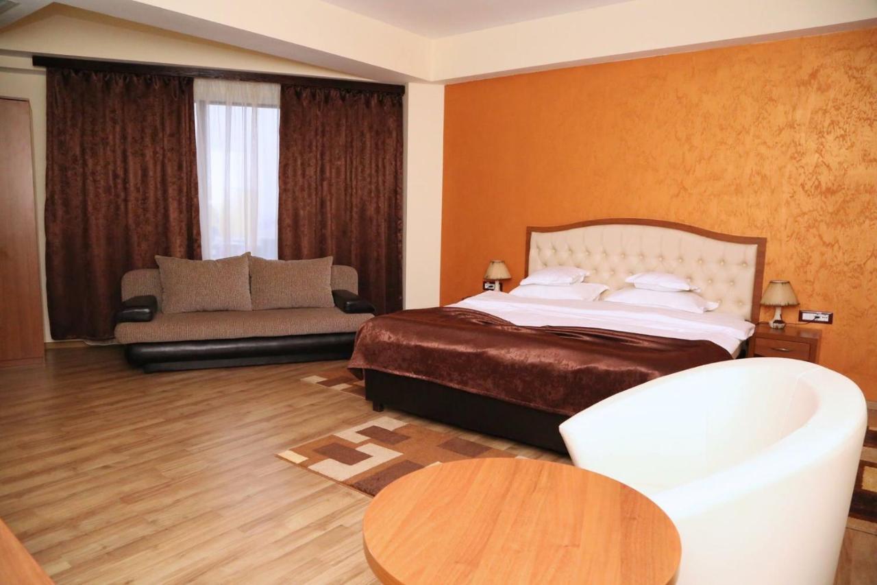 Râmnicu Vâlcea Hotel Crystal Palace المظهر الخارجي الصورة